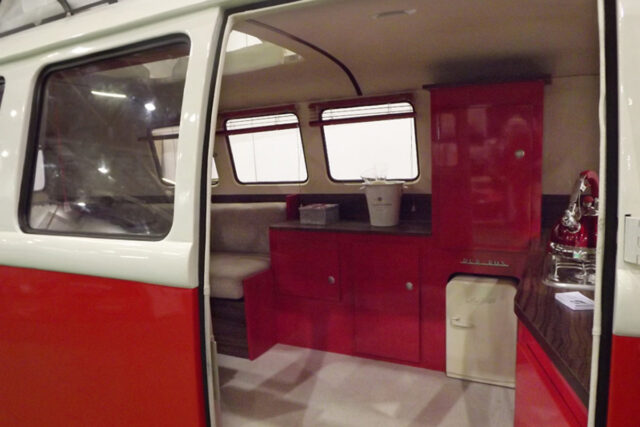 Dub Box Interieur rot 2