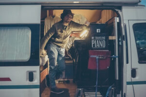 Piano Man im Kastenwagen - Joe reist mit seinem Klavier durch Europa 8 TravellingPiano 1 2