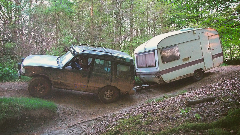 Video: Mit Allrad und Wohnwagen durchs Gelände – keine gute Idee!