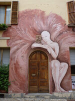 Ein Wandbild an einem Haus in Dozza, Italien