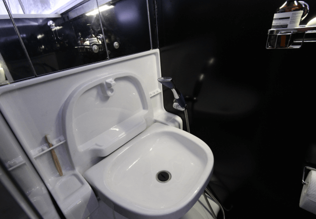 Bad des BRUDER EXP-6 Wohnwagens