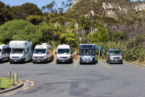Camper Van Parking in New Zealand an der Wanderung zur Cathedral Cove