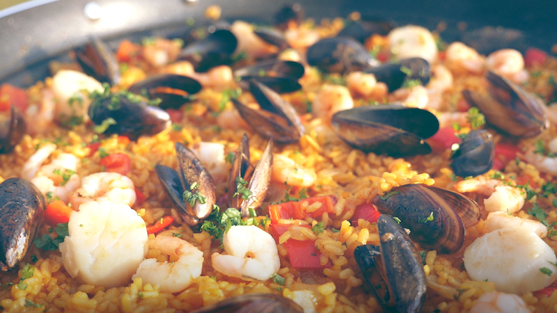 Rezepte für den Camping-Grill – Teil 1: Meeresfrüchte-Paella [Sponsored]