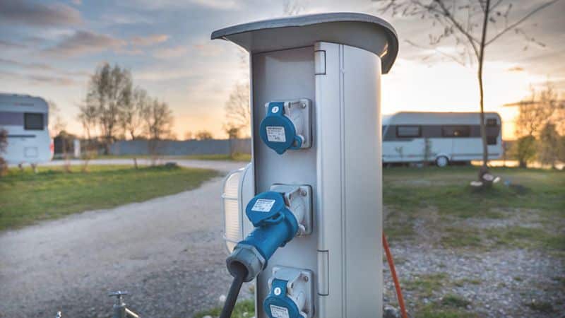 Strom in Wohnmobil und Wohnwagen: Landstrom – aber richtig