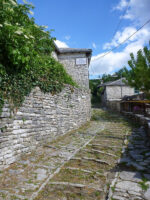 Eine Gasse in Monodendri, Griechenland