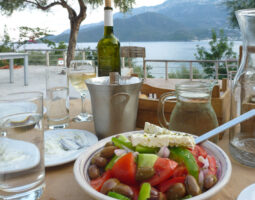 9 Tipps, um in Griechenland nicht ins Fettnäpfchen zu treten 10 Essengehen und Bezahlen in Griechenland, Griechischer Salat