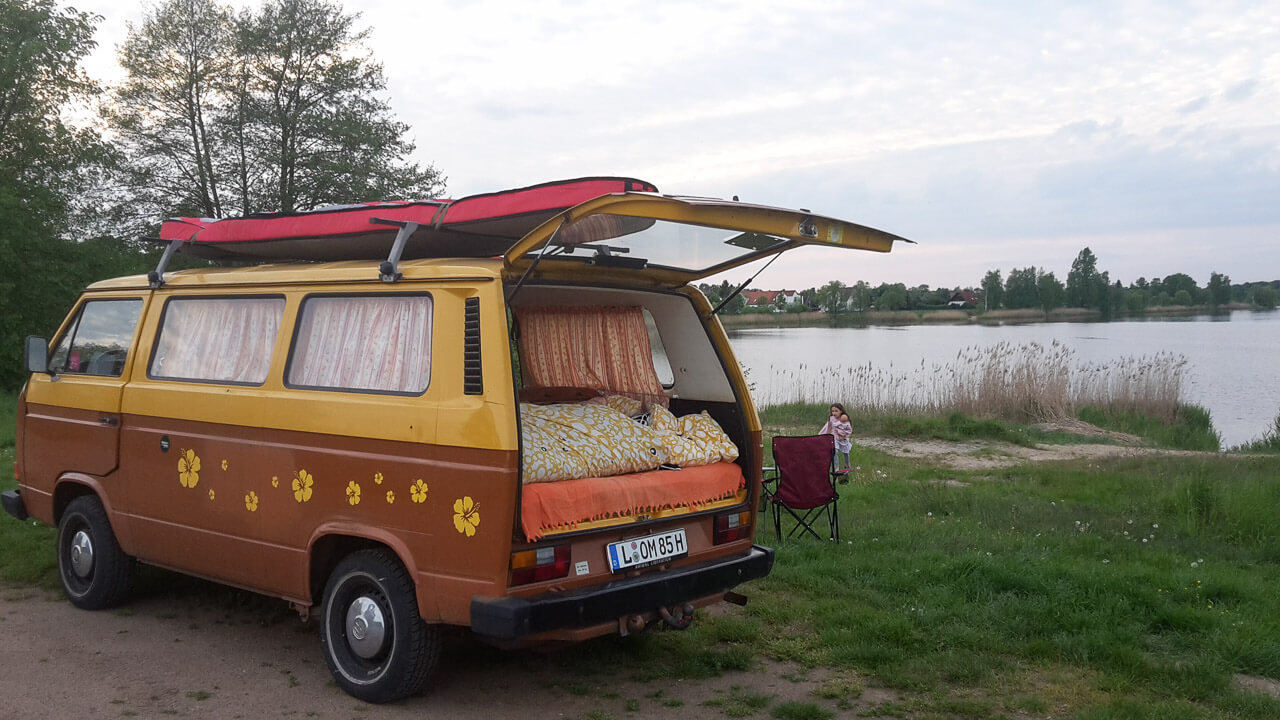 Wildcamping mit Kind: Ängste und Sorgen - und wie du sie in den Griff bekommst 7 Camping mit einem Van am See