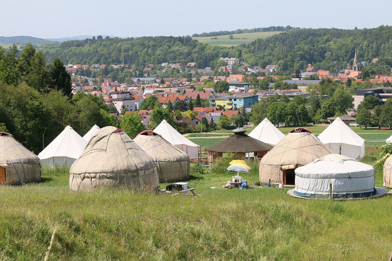 Unglaublich schön und luxuriös: 15 Glamping-Unterkünfte in Deutschland 19 Übernachten in Jurten - www.hofgut-hopfenburg.de
