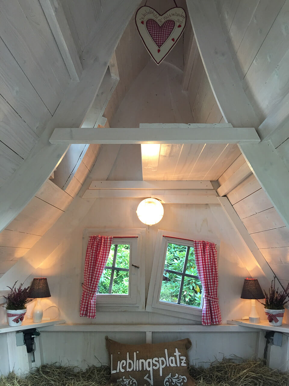 Unglaublich schön und luxuriös: 15 Glamping-Unterkünfte in Deutschland 14 Übernachtung im Heuhotel - www.camping-lh.de