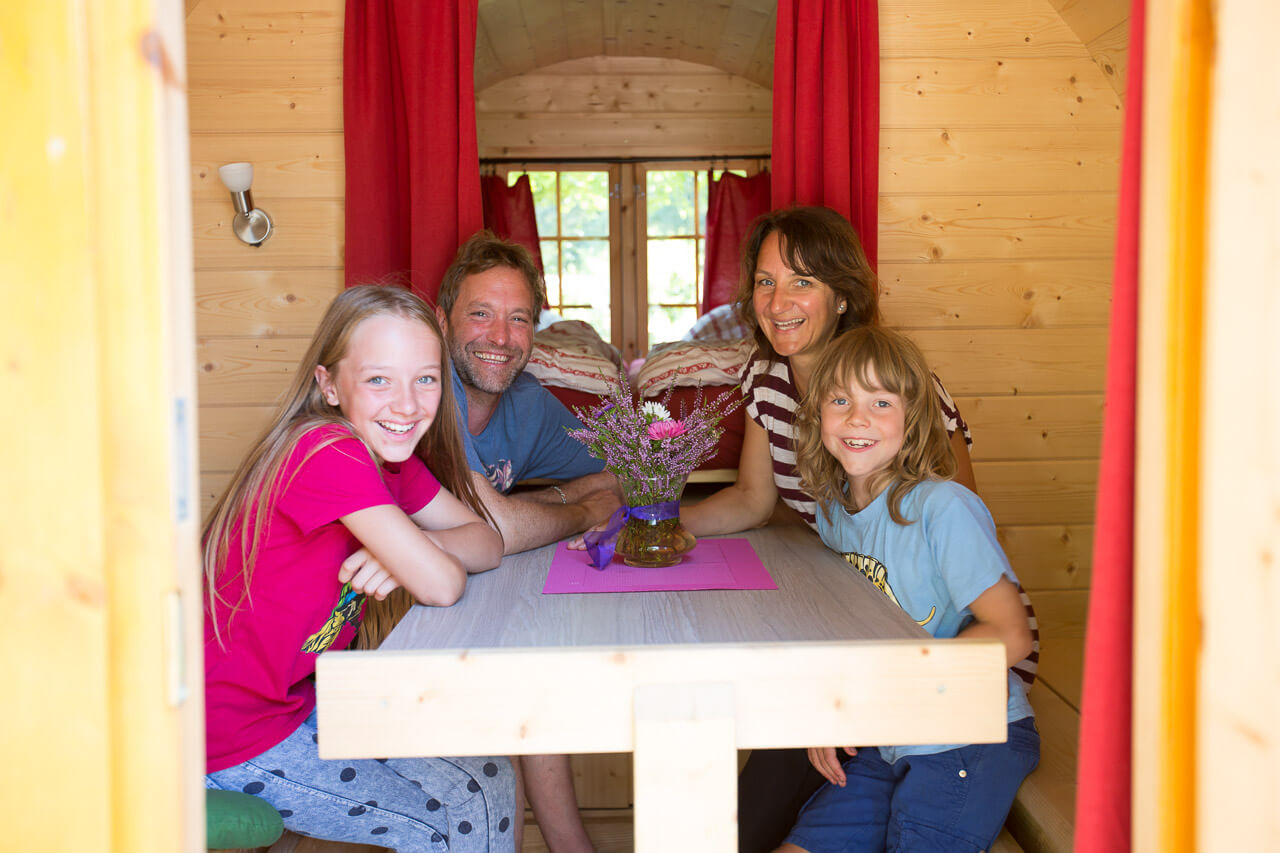 Unglaublich schön und luxuriös: 15 Glamping-Unterkünfte in Deutschland 33 Urlaub im Schlaffass - www.campingplatzamfurlbach.de