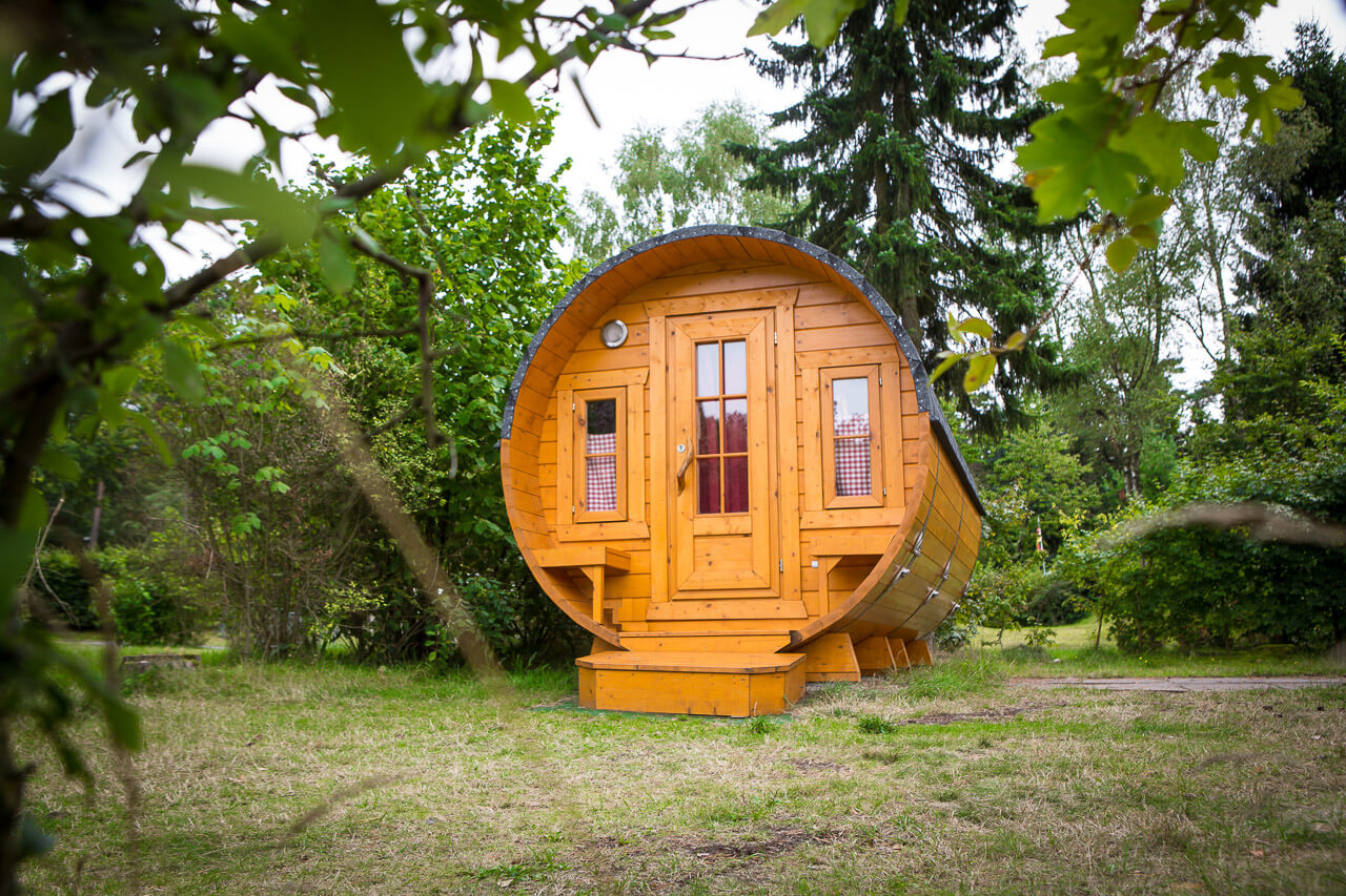 Unglaublich schön und luxuriös: 15 Glamping-Unterkünfte in Deutschland 32 Übernachten im Schlaffass - www.campingplatzamfurlbach.de