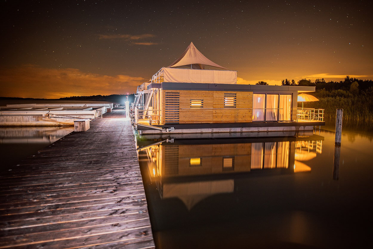 Unglaublich schön und luxuriös: 15 Glamping-Unterkünfte in Deutschland 39 Übernachten auf einem Hausboot - www.hausbootvermietung-seeblick.de1