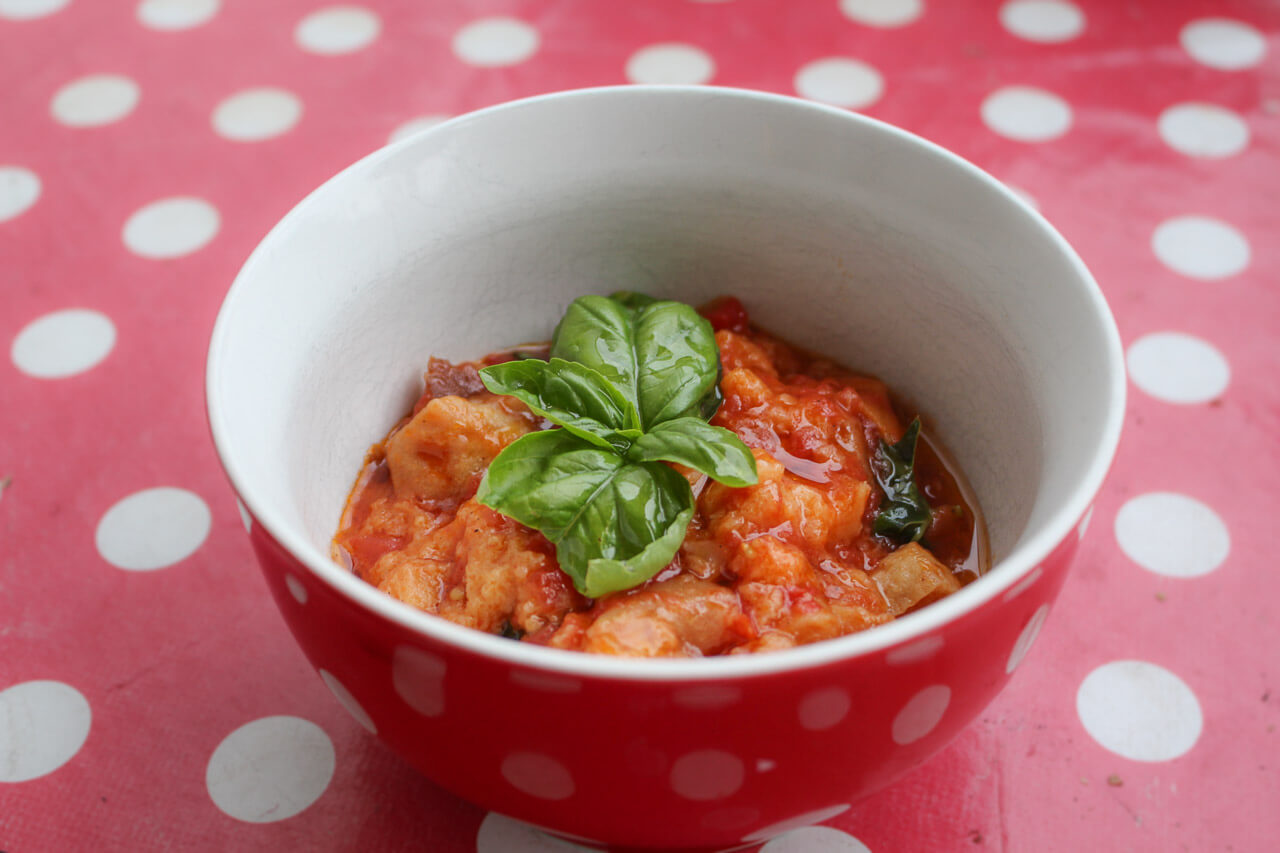 Einfach und genial: So kreierst du gesundes Mittagessen für Kinder im Camper 3 Rezept für eine Tomaten-Brot-Suppe Katja Wolf & Pixabay