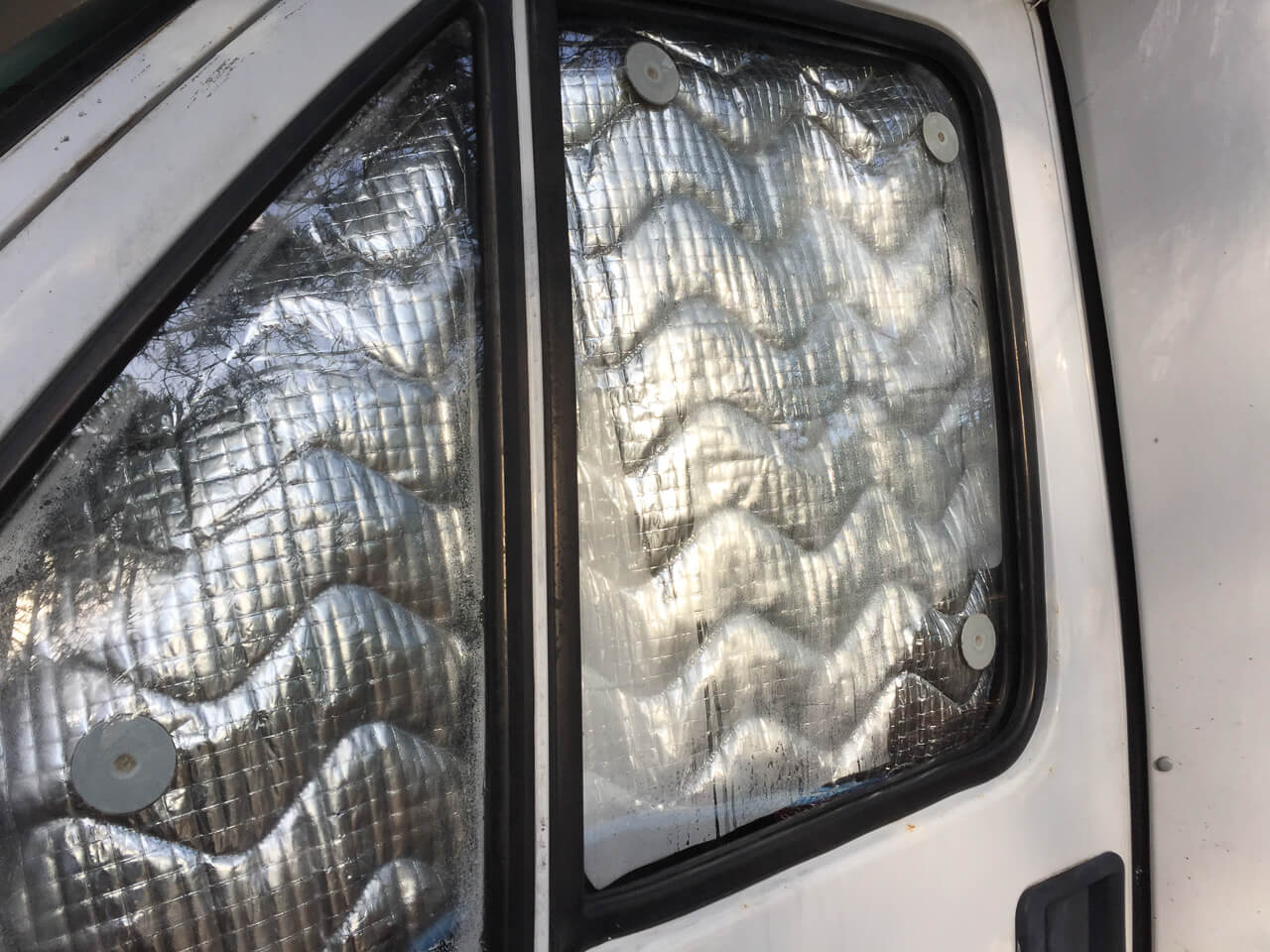 Mangelnde Isolation im Camper und die Gefahr für deinen Hund 5 Thermomatte am Seitenfenster