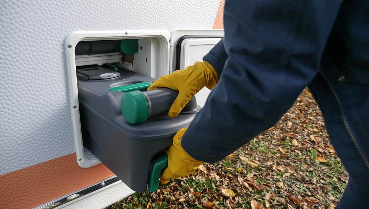 Ratgeber Campingtoiletten: Chemietoilette – Funktionsweise, Sanitärzusätze, Entsorgung