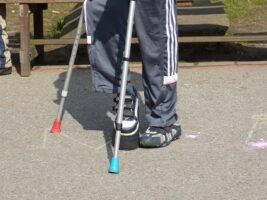 Campingbranche, wir müssen reden - Lösungsansätze für mehr Barrierefreiheit 6 Zei Fuesse und Kruecken Camping mit Handicap