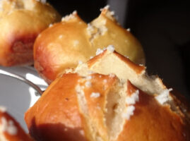 Frischgebackene Mini Laugenbroetchen