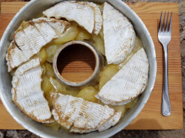 Frisch zubereitete Tartiflette in einer Backform