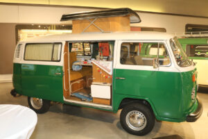 Ein gruener VW Bulli in der Ausstellung vom Bullimuseum