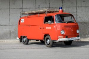Ein roter VW Bulli als Loeschfahrzeug