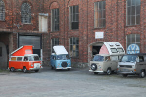 VW Bullis vor der Zuckerfabrik