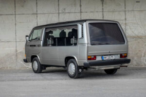 Ein grauer T3 VW Bestattungsfahrzeu