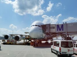 Fluggastbruecke zum Flugzeug ist praktisch beim Fliegen mit Behinderung