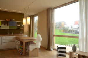 gemuetlicher Innenraum eines Tiny Houses in Deutschland mit Garten