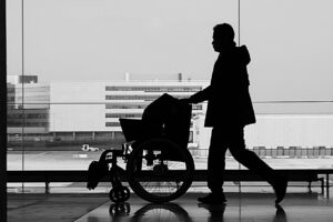 Mann schiebt einen Rollstuhl am Flughafen