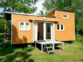 Ein modernes Tiny House mit kleiner Terrasse