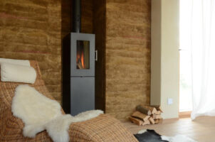 Ein Kamin in einem Tiny House Deutschland von Oekominihaus