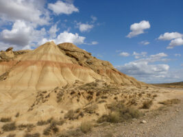 Wanderung auf die Felsformationen von Bardenas Reales in Spanien