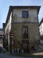 Ein Haus in Potes auf der Route durch Nordspanien