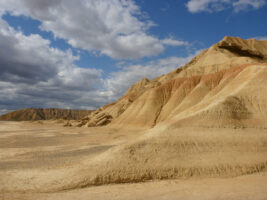 Huegelige Felslandschaft in den Bardenas Reales in Spanien
