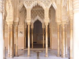 Eingang der Stadtburg Alhambra in Granada