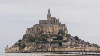 Blick auf den Mont Saint Michel auf einer Reise mit Hund durch Frankreich