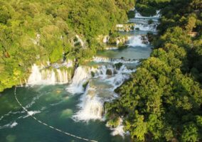 Blick auf die Wasserfaelle Skradinski buk in Kroatien