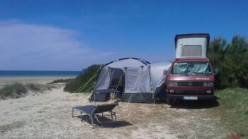 Blick auf einen Campingplatz Camping in Frankreich mit Hund