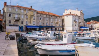 Boote im Hafen von Cres. Kroatien ist ein schoenes Reiseziel im Fruehling.