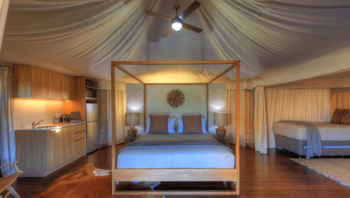 Ein Bett im Rivershore Australien einem Luxus Glamping Camp