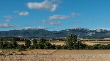 Ein Blick auf ein Dorf im Baskenland