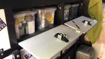 Plastikboxen erleichtern die Organisation im Auto ungemein