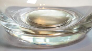 Ein Magnet im Boden eines Glases