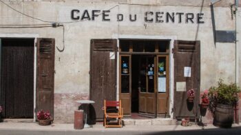 Ein schoenes Cafe in einem kleinen Dorf in Frankreich