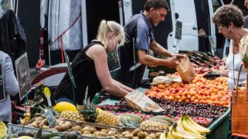 Ein Marktstand verkauft regionale Produkte in Frankreich