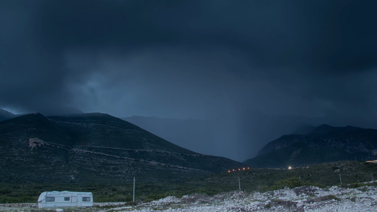 Unwetter beim Camping: Sind Wohnwagen und Wohnmobil sicher bei Gewitter? 5 Ein Nachthimmel mit Gewitter und einem Wohnmobil