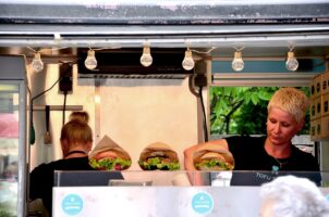 Die Crew von Tofu Tussis in ihrem Food Truck in Berlin bei der Arbeit