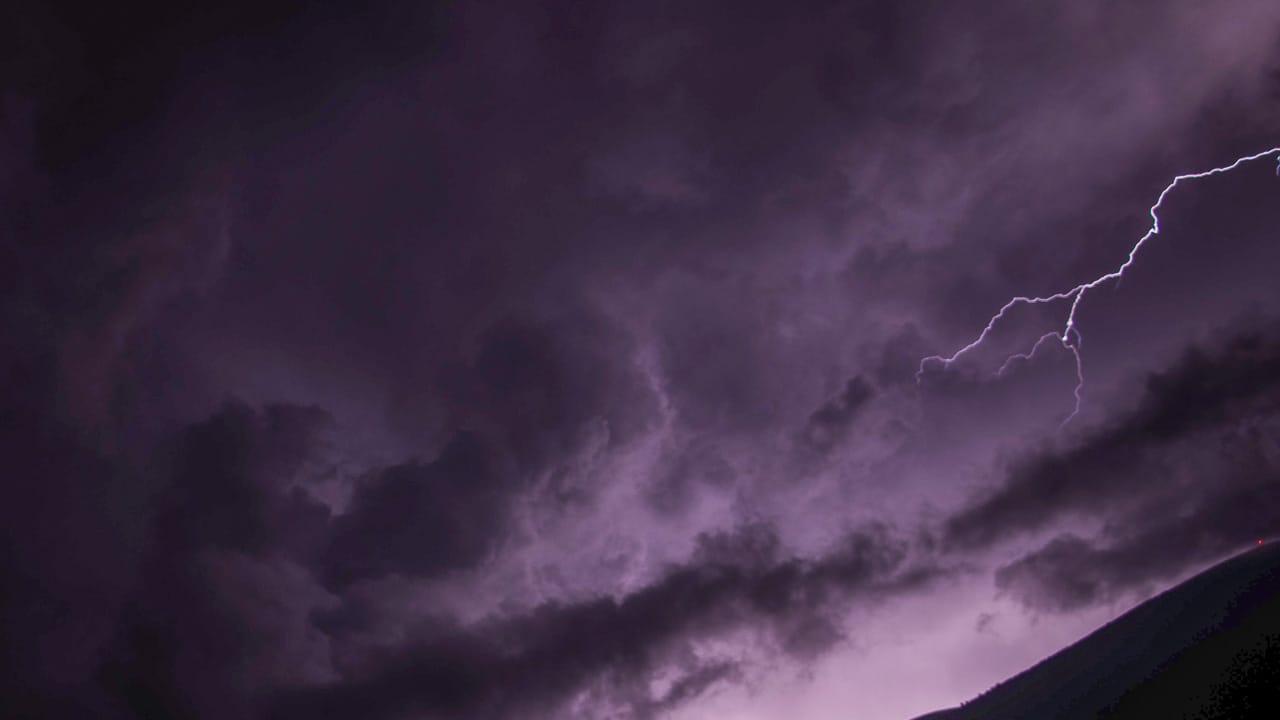 Unwetter beim Camping: Sind Wohnwagen und Wohnmobil sicher bei Gewitter? 2 Ein Blitz am dunklen Himmer, wie fühlt man sich im Wohnmobil sicher bei Gewitter