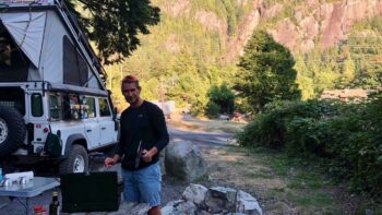 Kartoffelgulasch Kochen am Camper auf einer Herdplatte