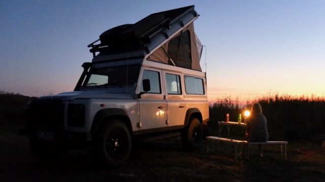 Camper beim Wildcamping in Portugal am Abend bei Sonnenuntergang